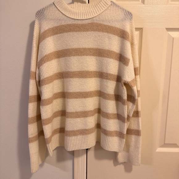 American Eagle Striped Sweater Size M White Tan Cozy Lightweight - Picture 5 of 5